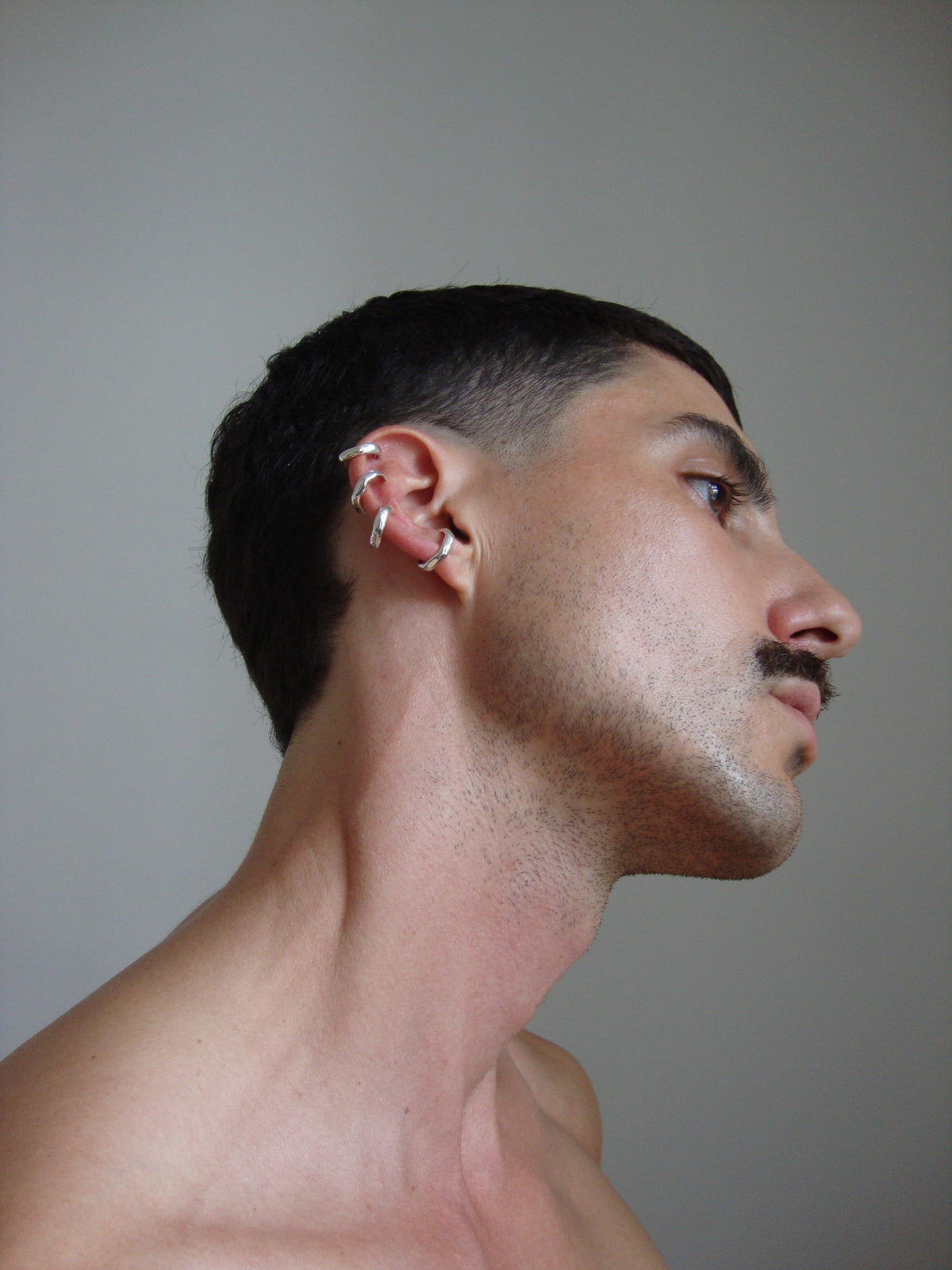 Wave Earcuff getragen