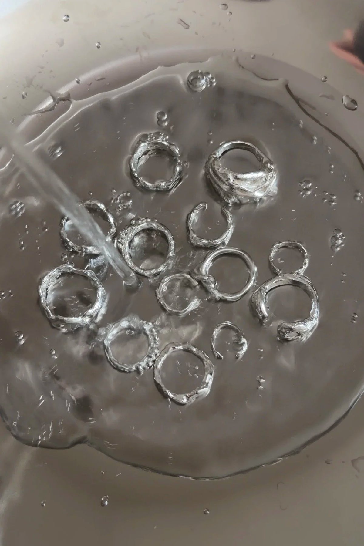 Silberringe im Wasser